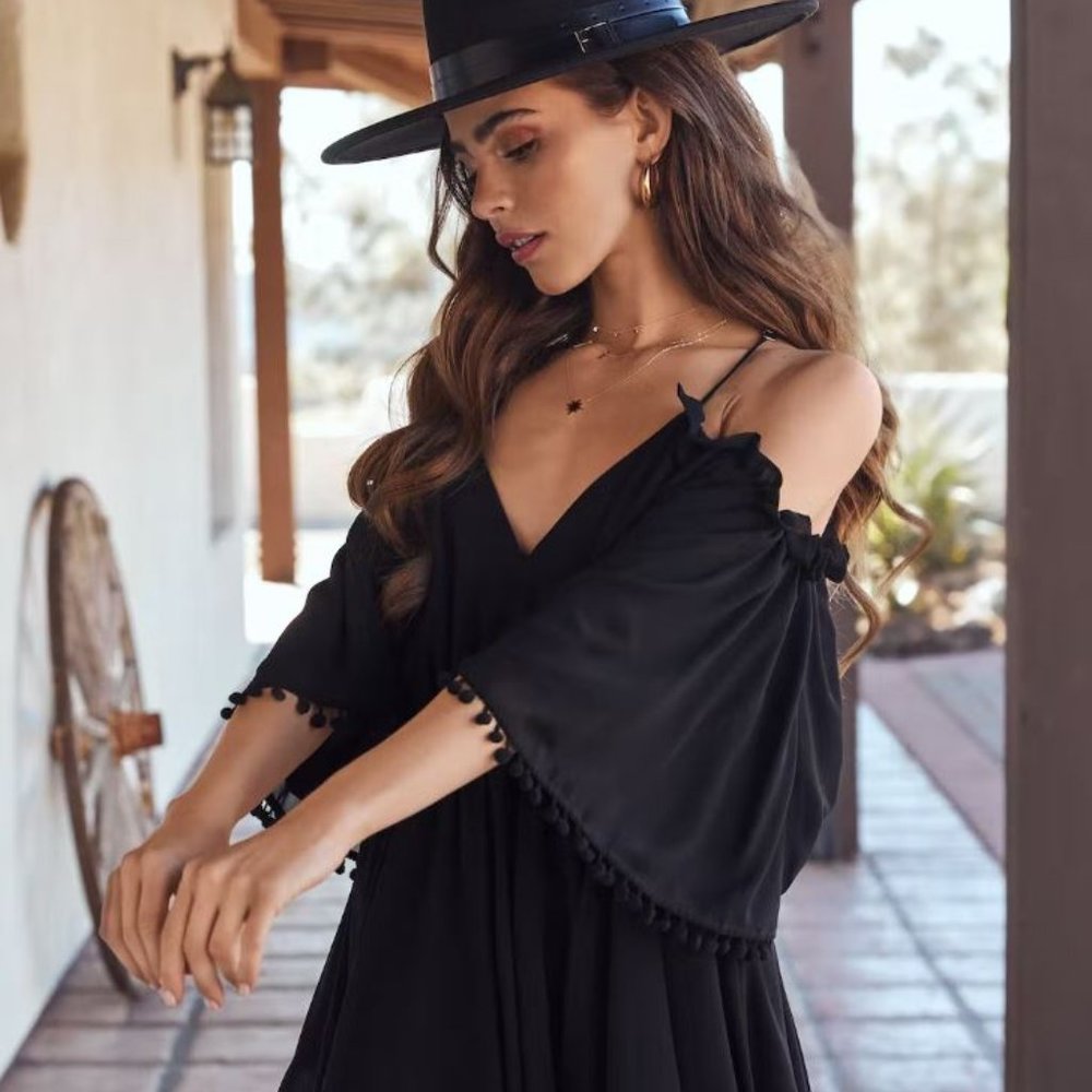 NWOT Vici Kick the Dust Cold Shoulder Romper - Black